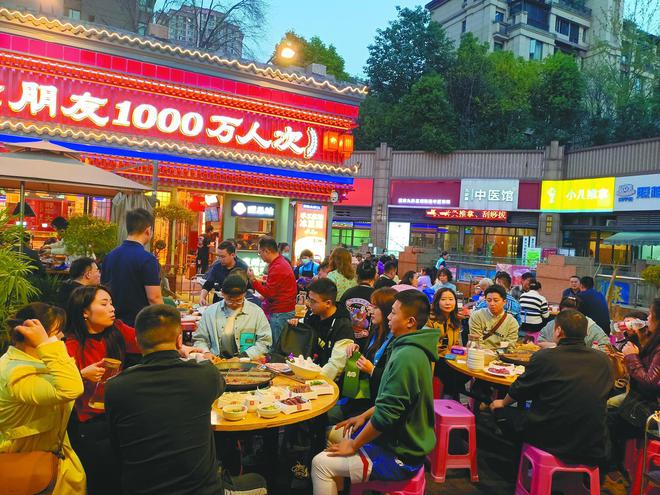 2025 重庆火锅的热辣滚烫麻将胡了2试玩网站消费周刊丨(图1)