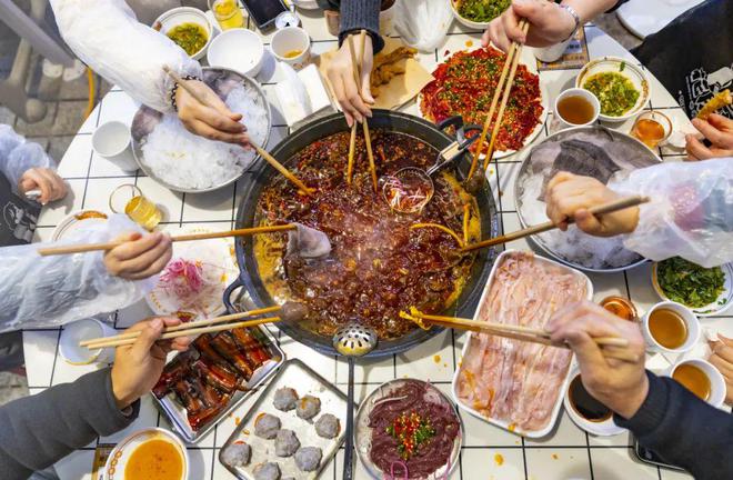 ！重庆火锅“涮出”3千亿大市场麻将胡了试玩网站免费热辣滚烫(图2)