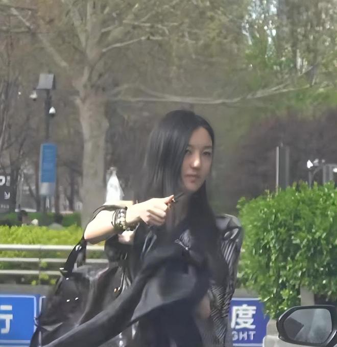 街露正脸嘴巴修复成功又美又飒气质像王菲麻将胡了2模拟器19岁李嫣现身北京逛(图1)